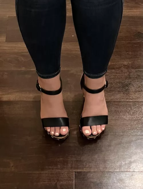 Cute feet 🖤