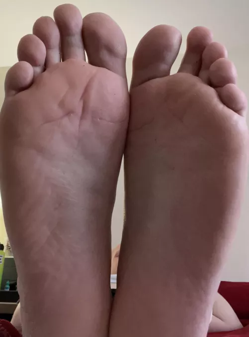 Monday evening relaxation. Who wants to worship? 😉🦶