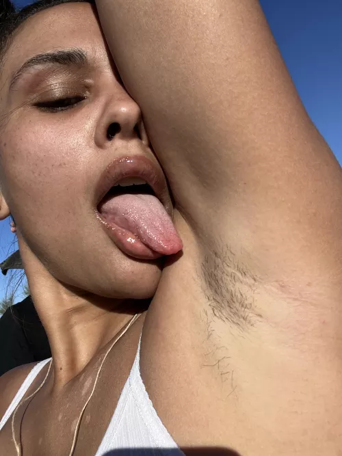 my pits are literally so stinky right now i wish some one would worship this oniony aroma with me