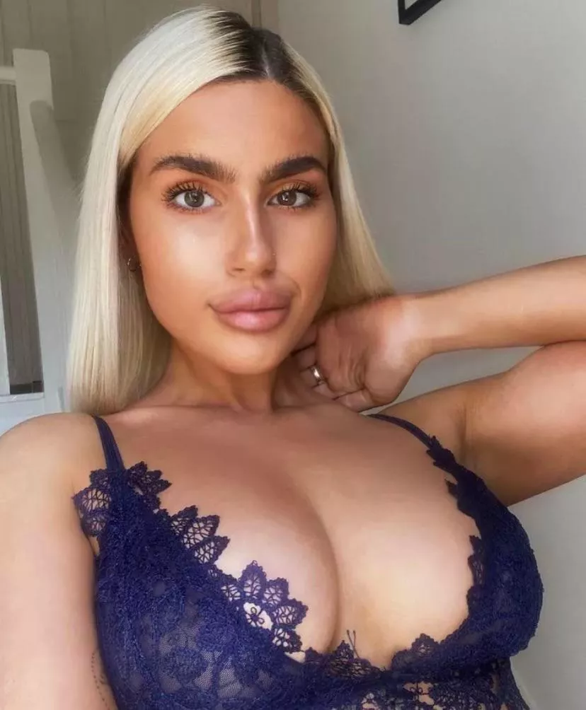 Would love to know this Middle Eastern hottie