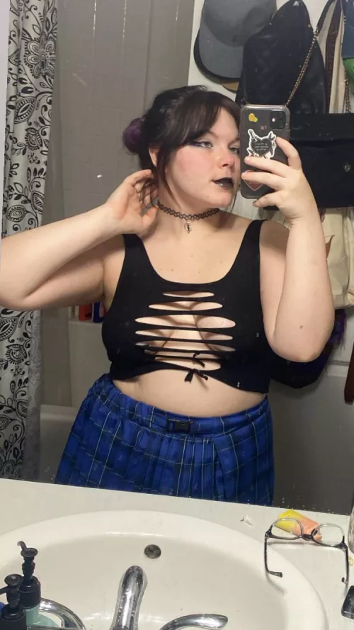 19 year old slut is waiting for you to cum play ;) my link is below baby