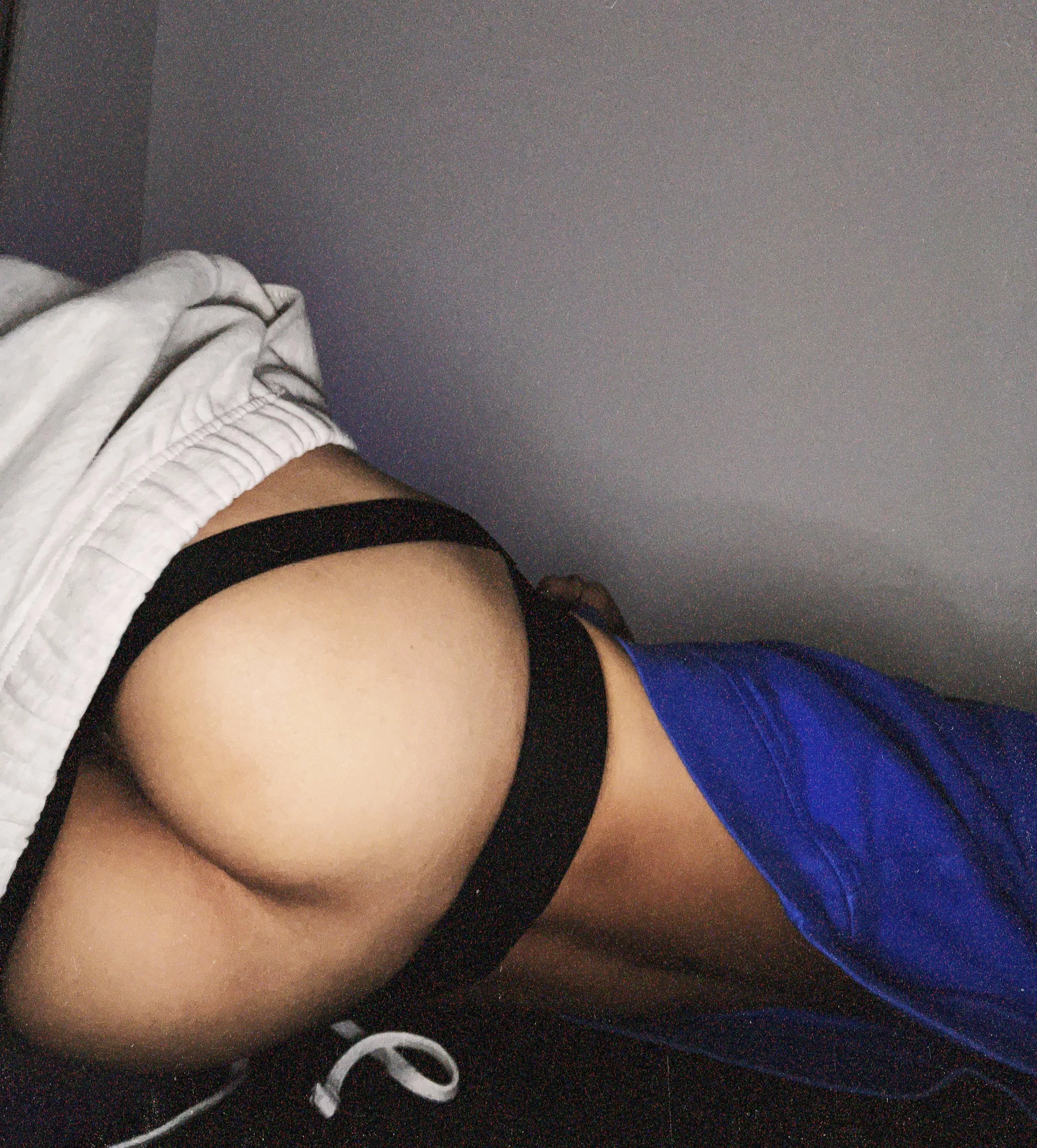 27 asian twink looking for a jerk off buddy BWC+ Hung+ jock+ @royceeejo