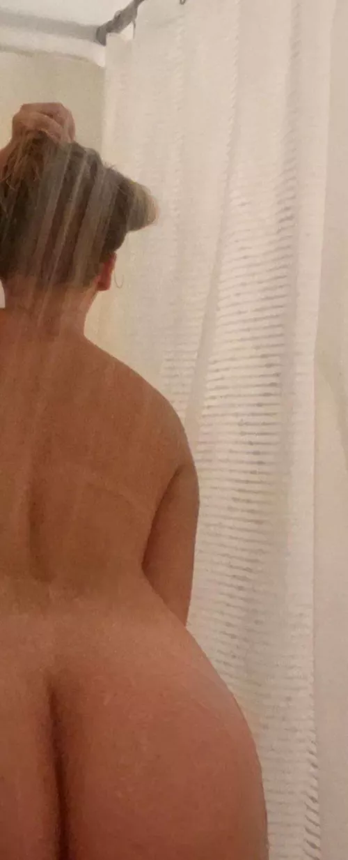 Just enough to get you dreaming of the rest of the view 😏