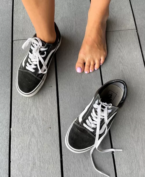 Sometimes I wear my shoes barefoot, the smell is heavenly 😘