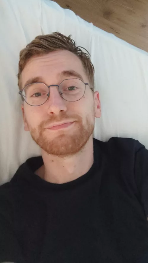 hey y'all! wanted to say hi! Got the clean sheets on the bed again 😉