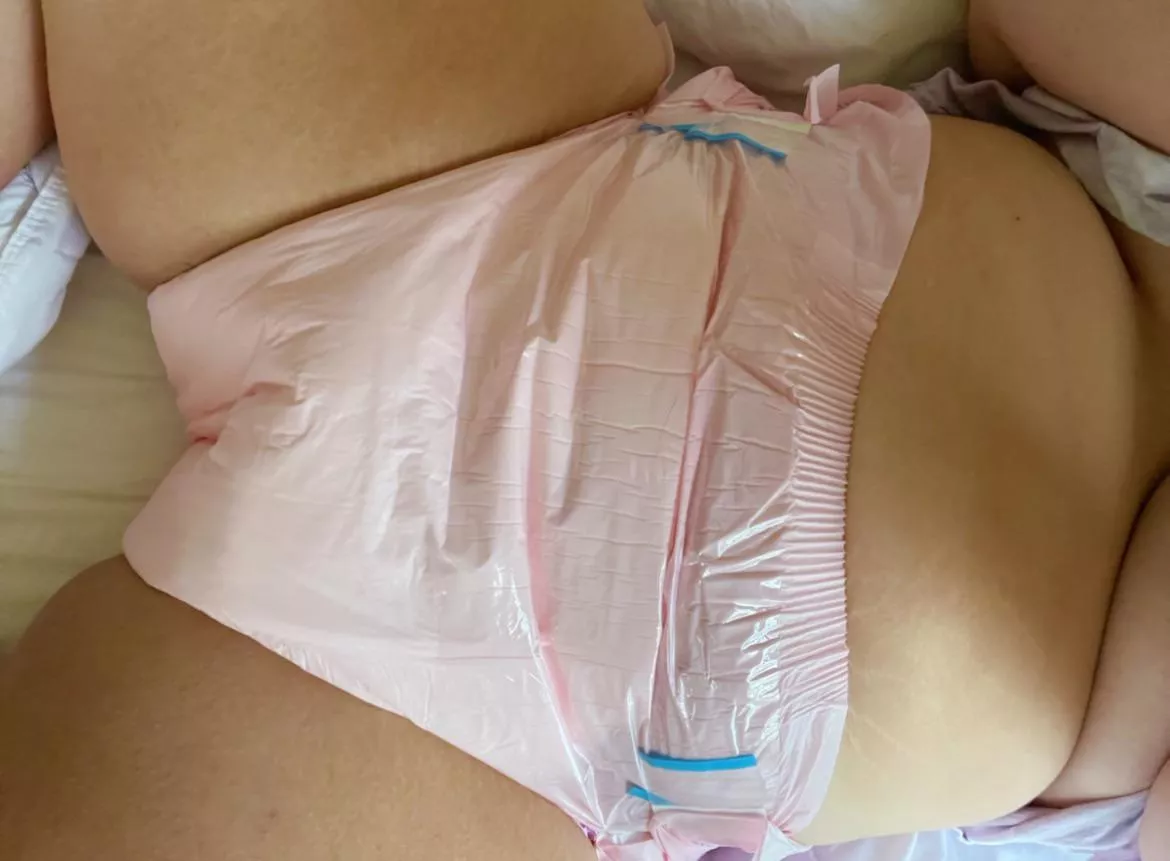 love starting the day with a fresh diapee and a big plug in my bottom 💗