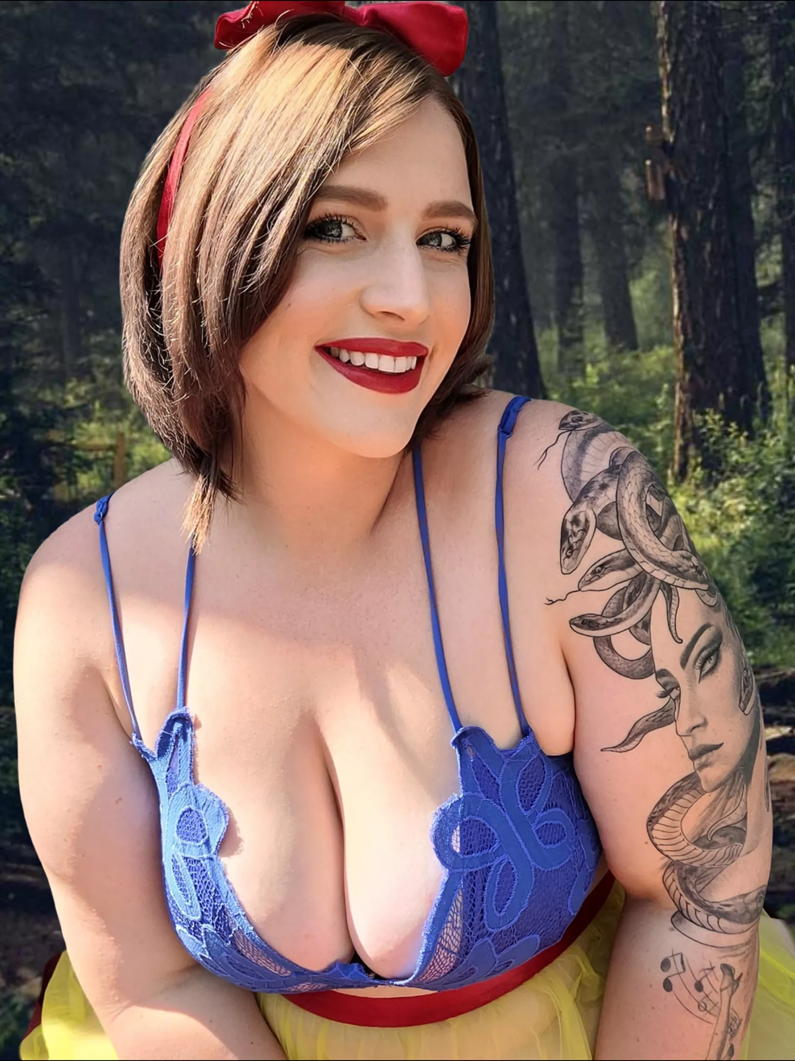 Snow White cosplay makes me happy 🥰