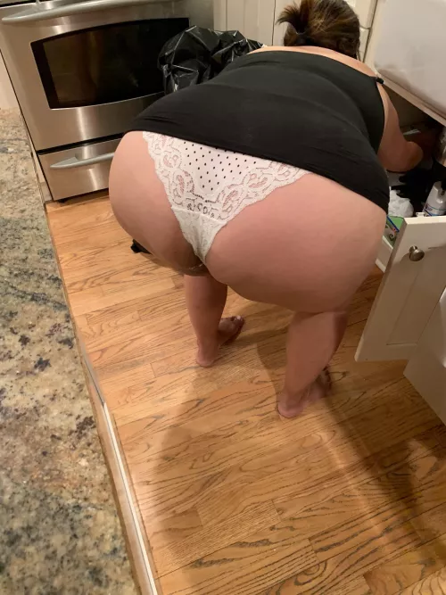 Trading pics of my thick 43yo wife (mom of 3) and stroking. I have plenty of pics and vids would love to see your real wife, any shape or size! Will show face once we trust each other. Tele is Ericmann22