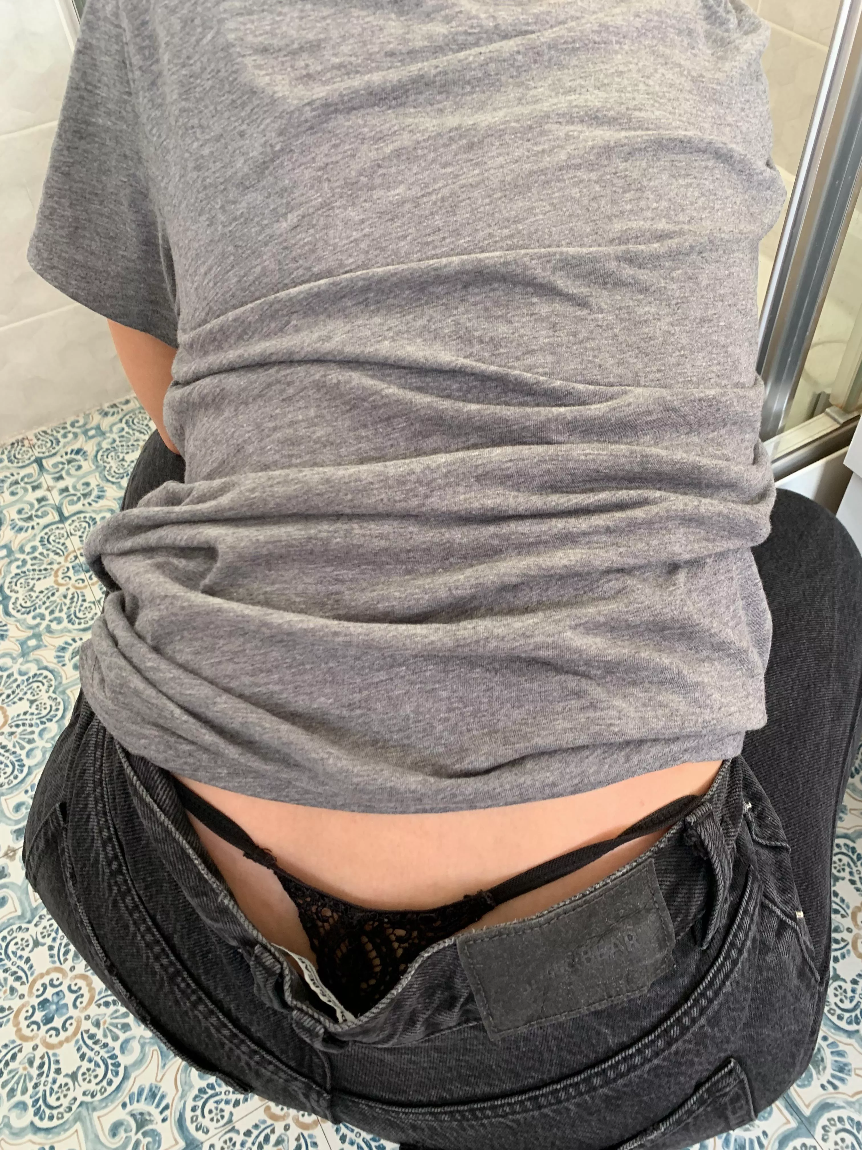 “hey Bella it’s your turn to clean the bathroom…do you want some help?” 😑😬☺️ #black #thong #whaletail #thongslip #cute #cleaning #gstring #thongsout #naughty #girl “hey Bella it’s your turn to clean the bathroom…do you want some help?” 😑😬☺️ #black #thong #whaletail #thongslip #cute #cleaning #gstring #thongsout #naughty #girl