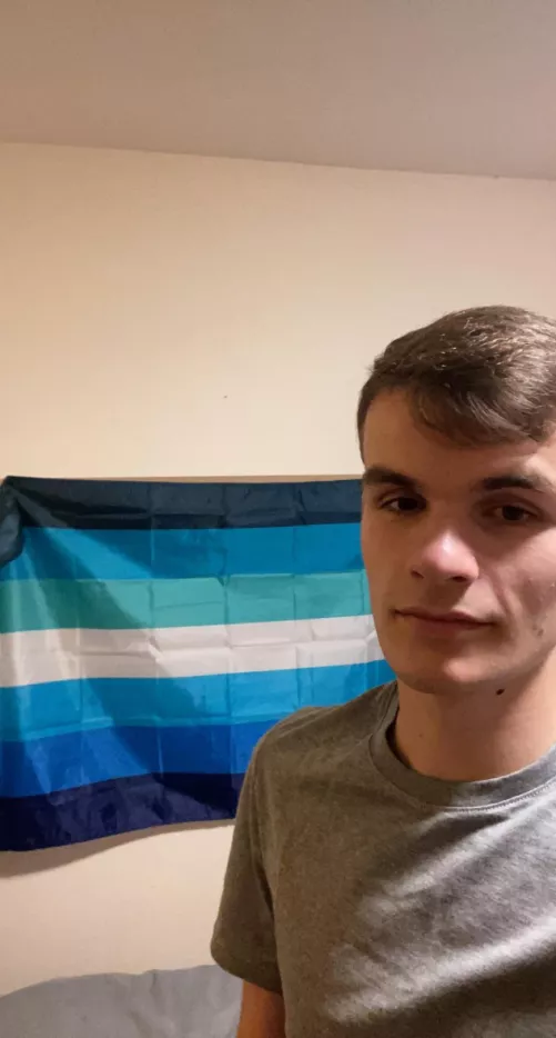 i moved to London a week ago and I’ve already put up the most essential decorations ;)