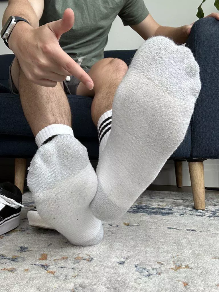 That’s right. Get down and worship these big smelly feet. I know you want to press your nose firmly against my toes and take deep whiffs. 😏 That’s right. Get down and worship these big smelly feet. I know you want to press your nose firmly against my toes and take deep whiffs. 😏