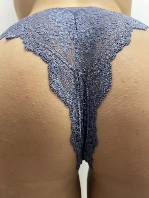 Any one to take my pants off?? 🍑🍑