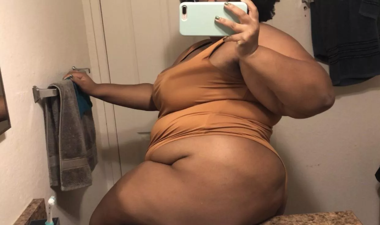 bend me over this bathroom counter and have your breakfast
