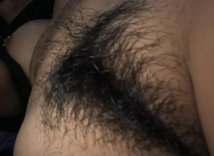 Hairy girl but would you still play with me?🥺🖤😜