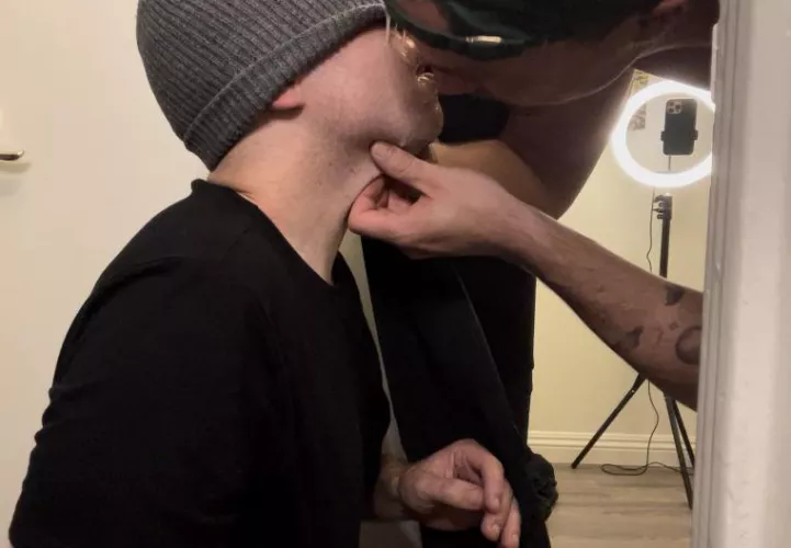 He licked the cum off my face after giving me a facial at my glory hole 🥵