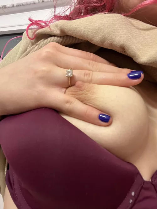 I just sneak out from the nails salon to make this pictures