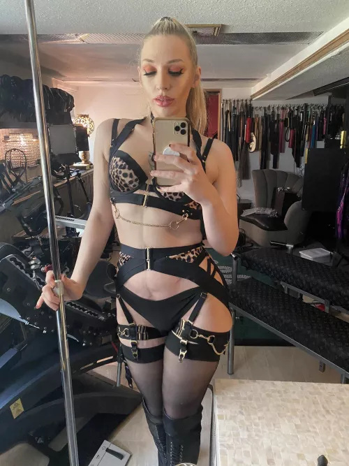 I’m goddess ruby, and I seek a loyal obedient submissive slave to dominate. Also if you are a newbie, submissive, sissy slave or anyone willing to try explore more, or want to be owned, humiliated you can message me immediately SNAPCHAT: mistress_rubby