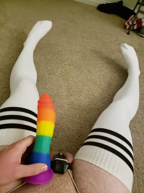 I'm so horny while locked up! Someone help 😭