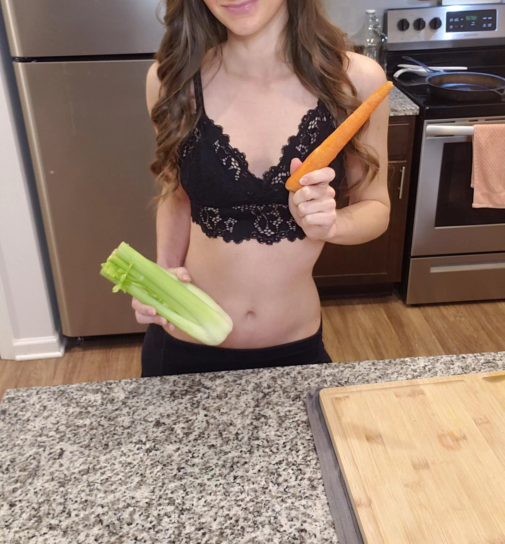 nom nom noms 🥕🍎🥬 Juicing some carrot, apple & celery to stay looking good & feeling good!