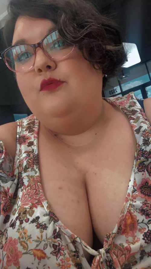 Office cleavage strikes again 💋