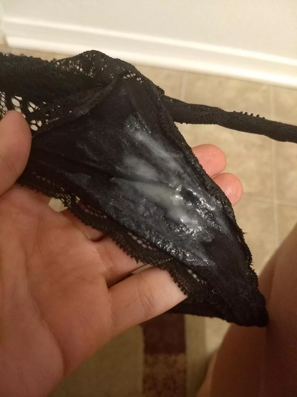 Who wants this black thong completely soaked in my sweat and cum? 🤤