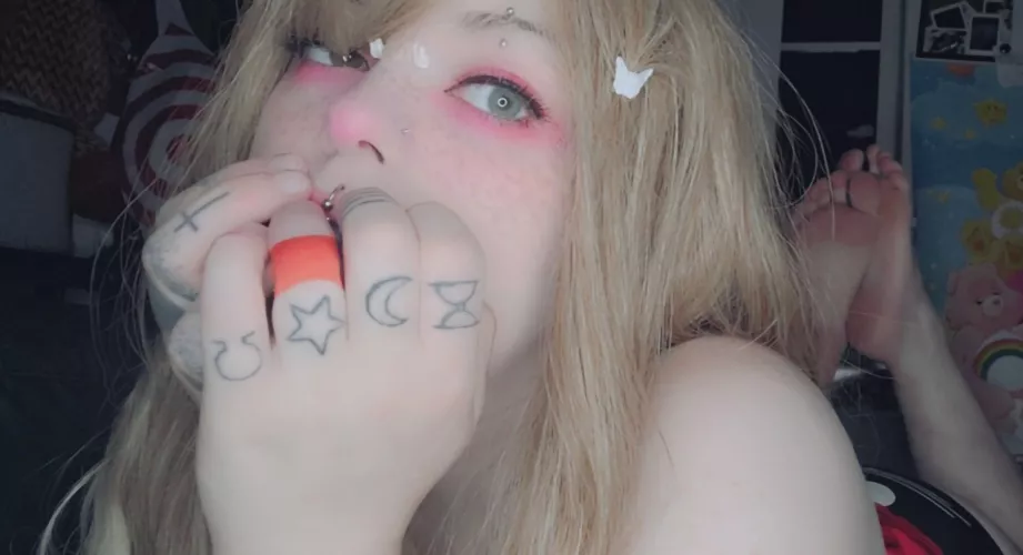 Anyone here want some feet? I'm into DDLG & other things 👀