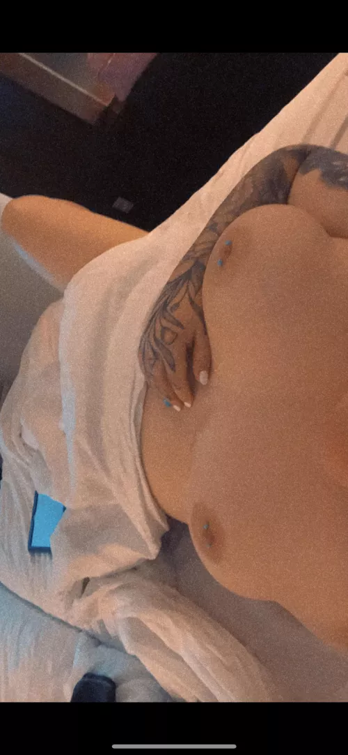 On vacation so obligatory hotel bed shot (F) 😻