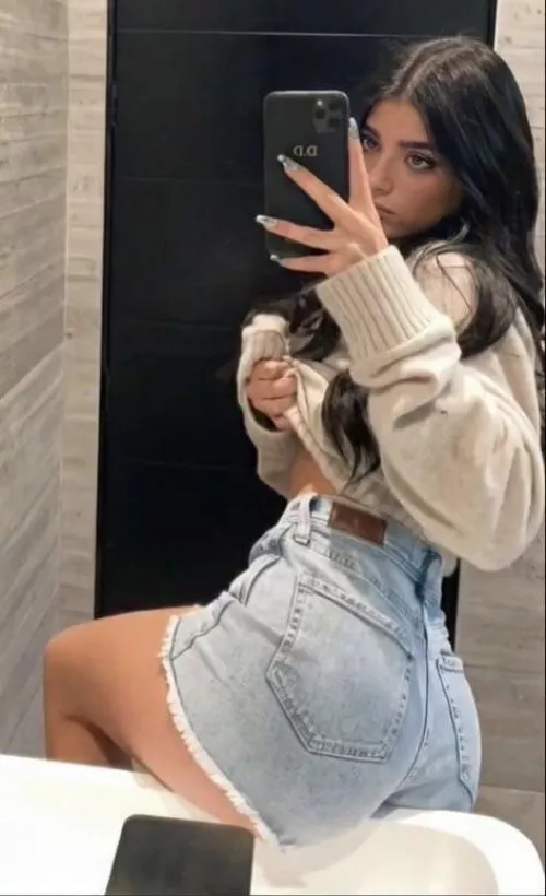 Pm me or kik beachbig6 if you could trib her. Also have Telegram: beachbig6