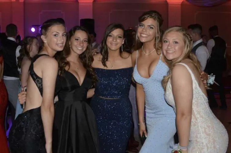 Send me your best sluts for me to rate in dm [5]