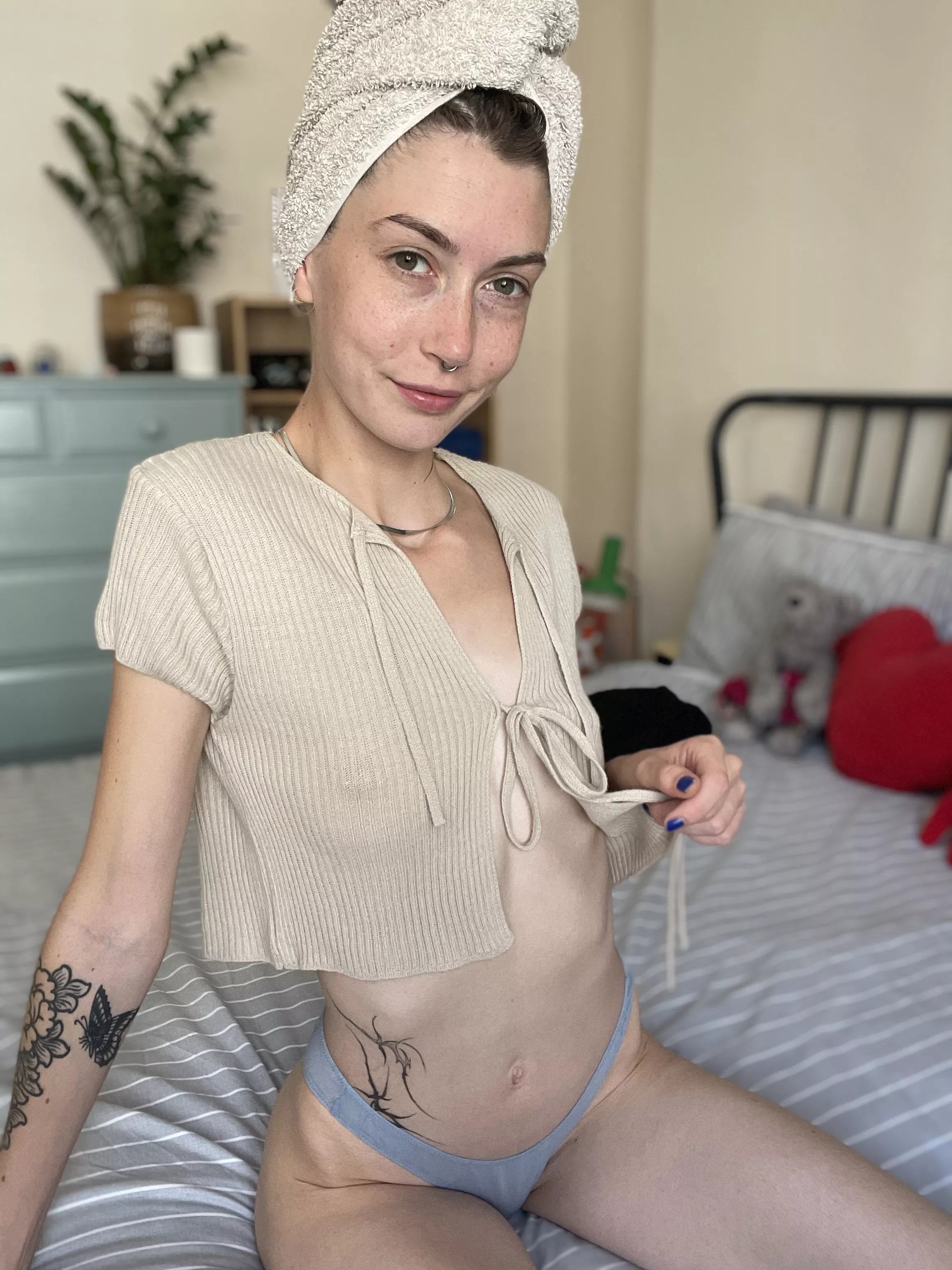 Cropped cardigan to show you my tummy 😋 [Img]