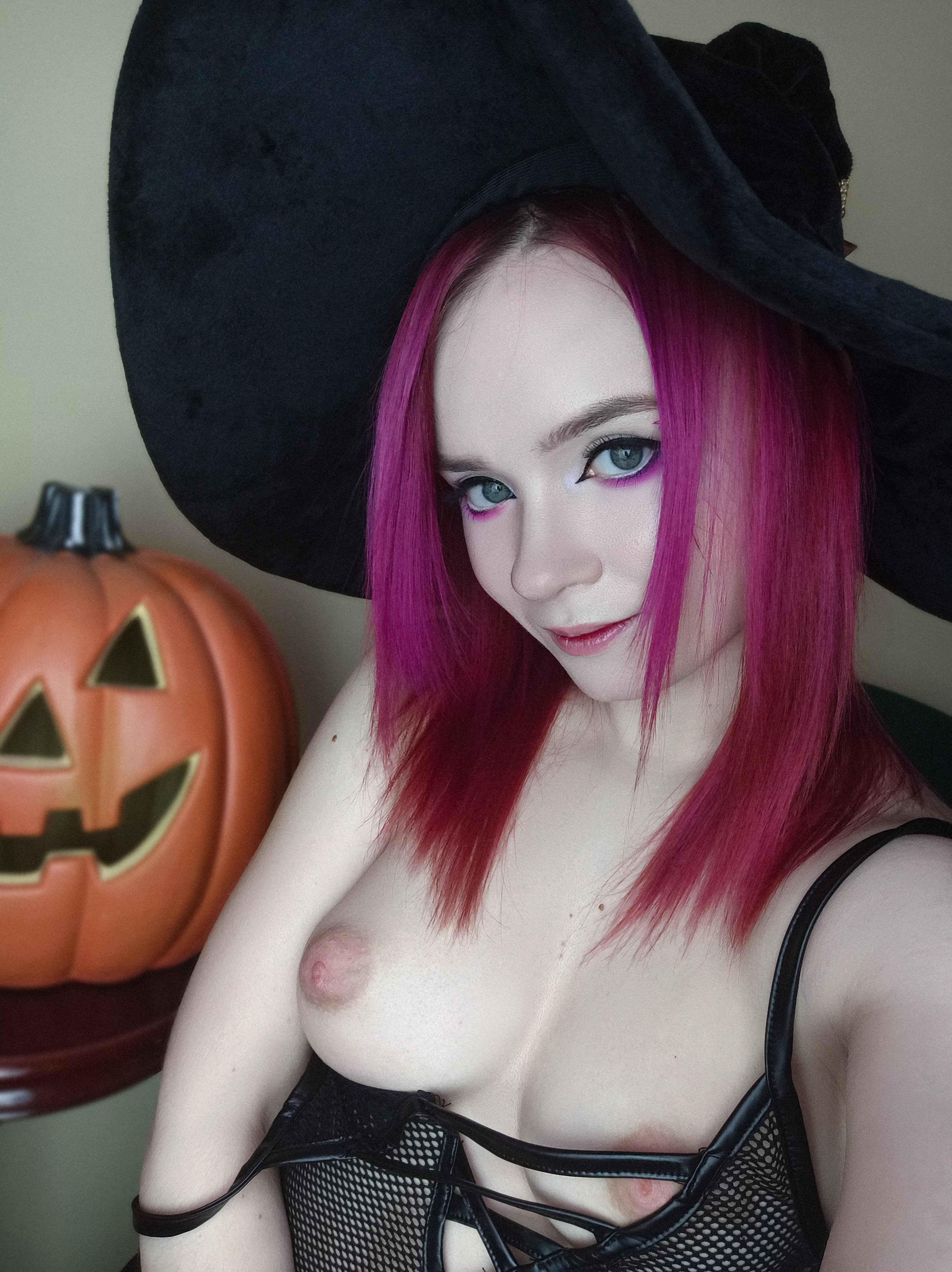 Emo witch wants to enchant you 🤤🖤