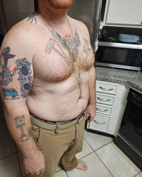 Ginger dadbod showing off some ink.