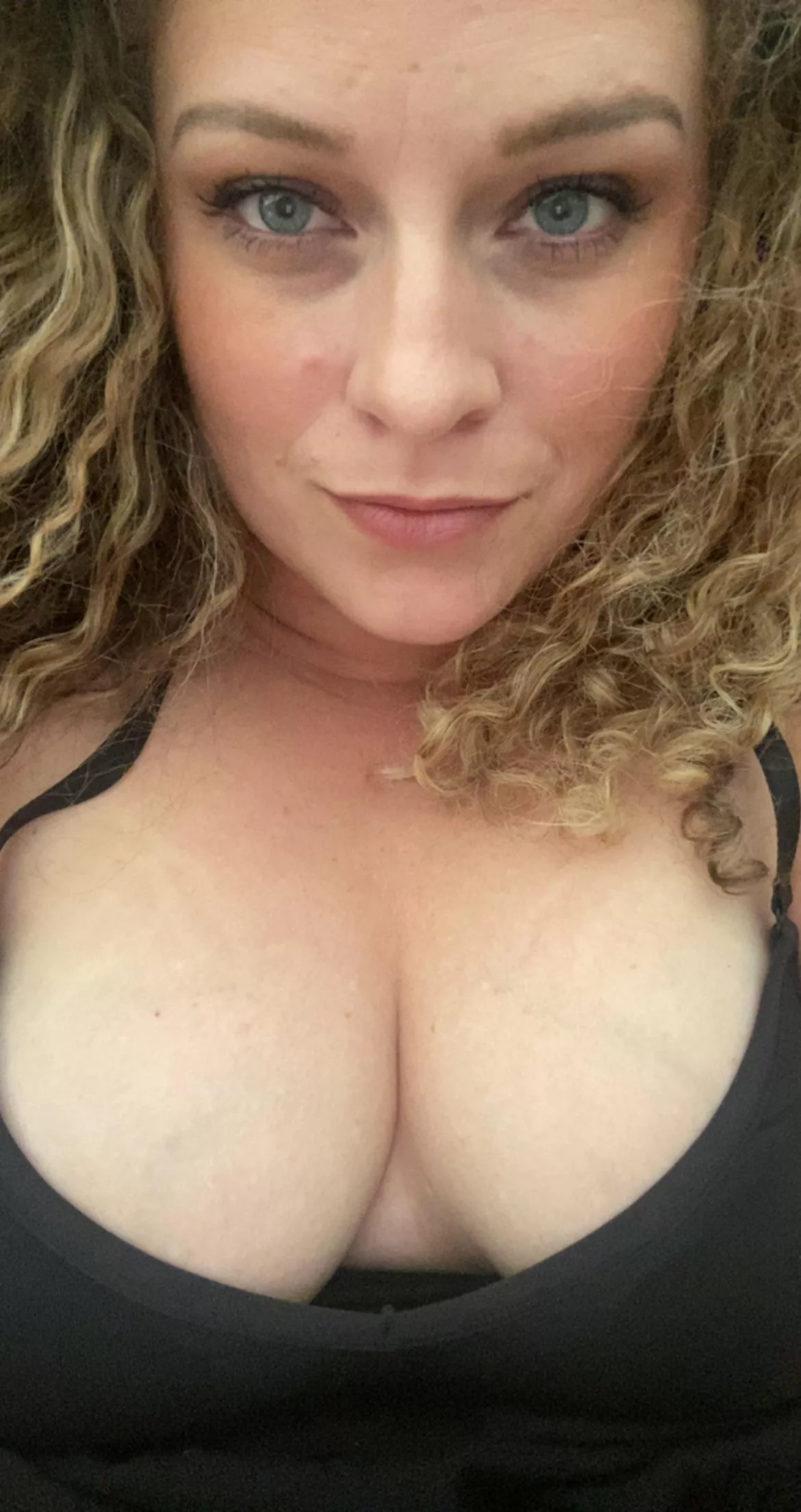 Hello, fellow curly friends! 💋 I’m new around here. I’m happy to have stumbled over this community- can’t wait to get to know everyone! 😘 Hello, fellow curly friends! 💋 I’m new around here. I’m happy to have stumbled over this community- can’t wait to get to know everyone! 😘