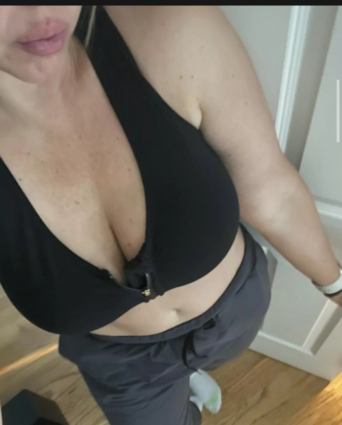 Hot milf with great assets . Come check me out on only fans 💋💋
