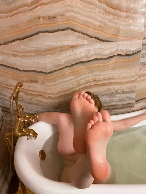 I think you're horny about my pussy, ass, and tits when it's so wet after bath 💦