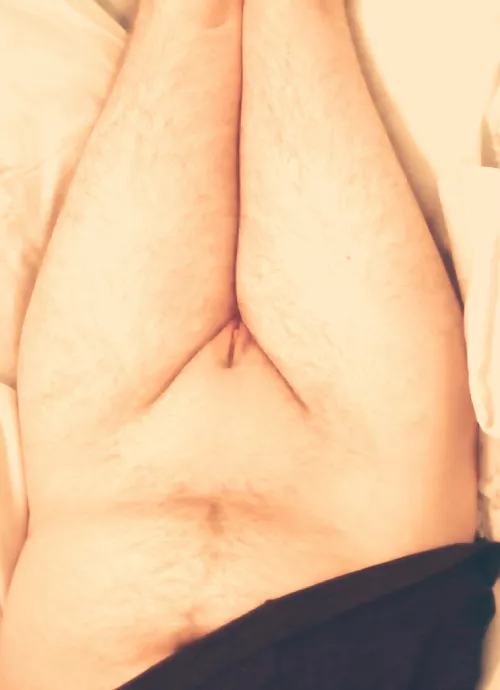 I wish I had another woman's fingers/strap/tongue inside my virgin pussy right now 😫