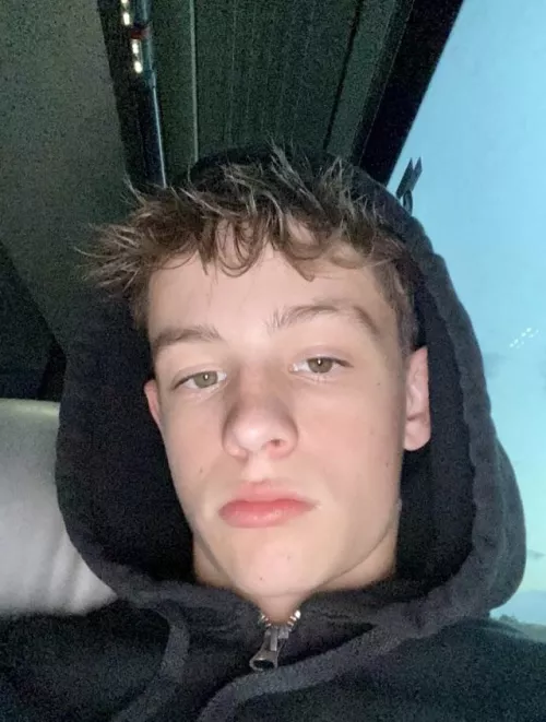 on the last train back to uni and can barely keep my eyes open 🥱😴