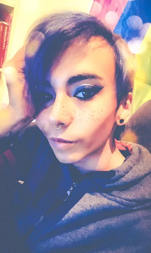 Playing around with makeup~ [He/They] <3