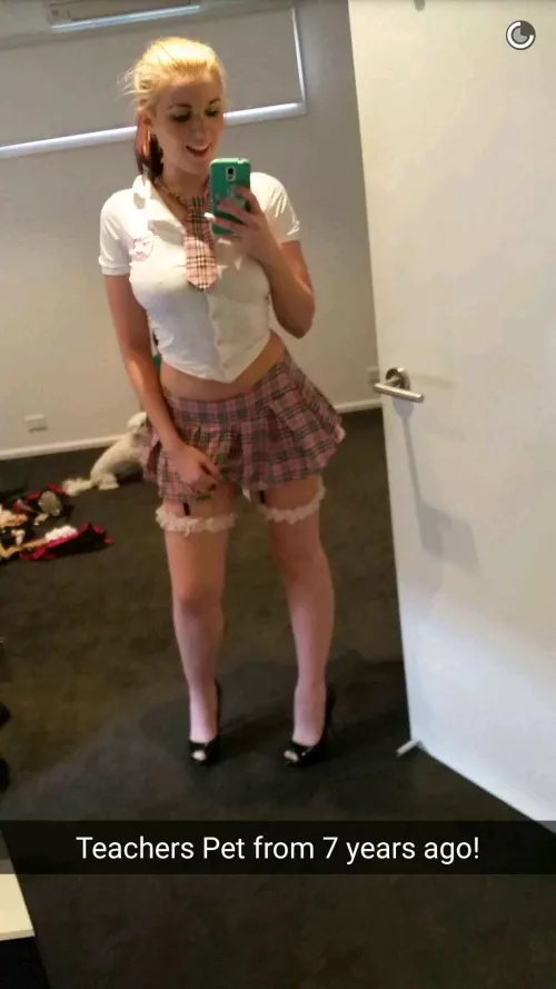 Schoolgirl look and white stockings - Yes please