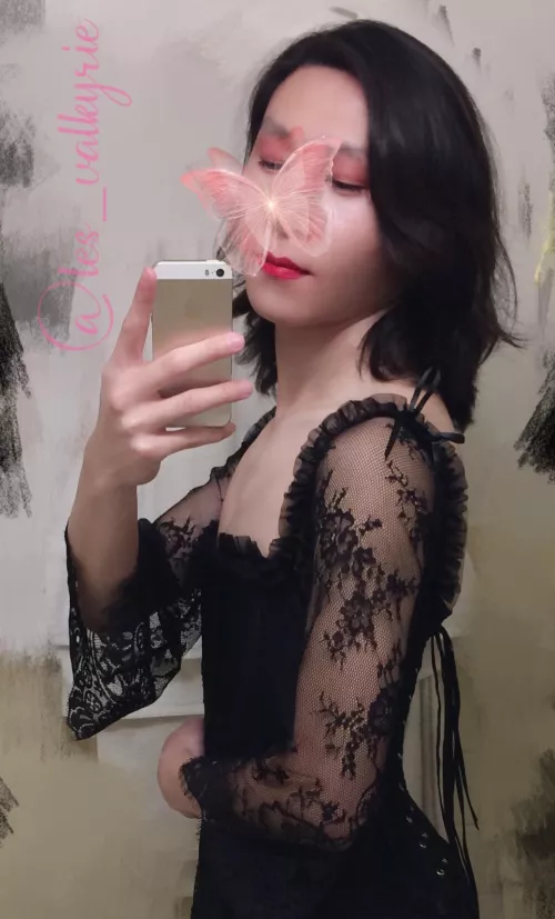 The Duchess 🧛🏻‍♀️ is getting ready for spooky season 🐈‍⬛🎃