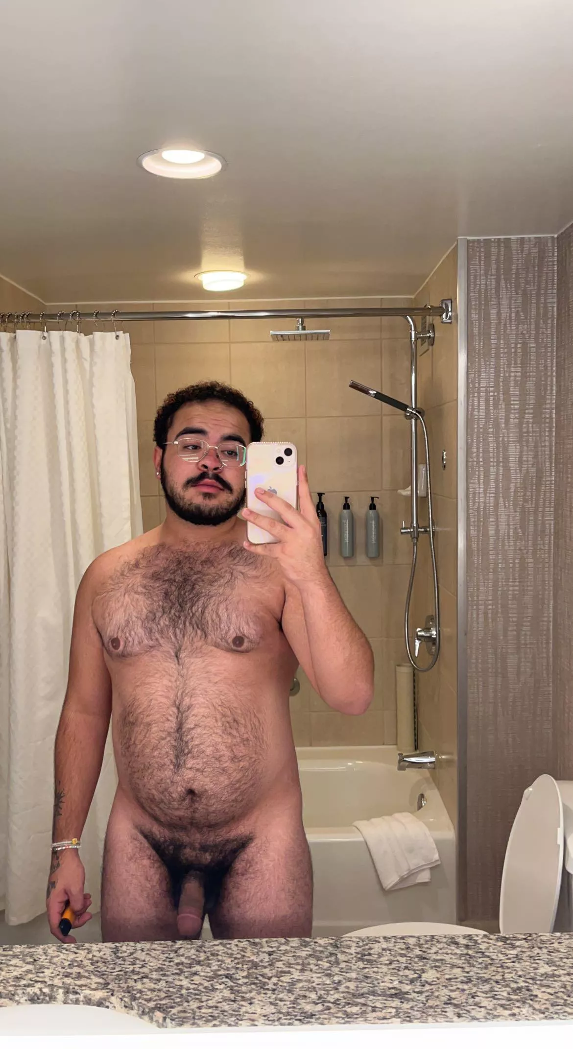 the lighting in my hotel bathroom really brings out the pubes ;)