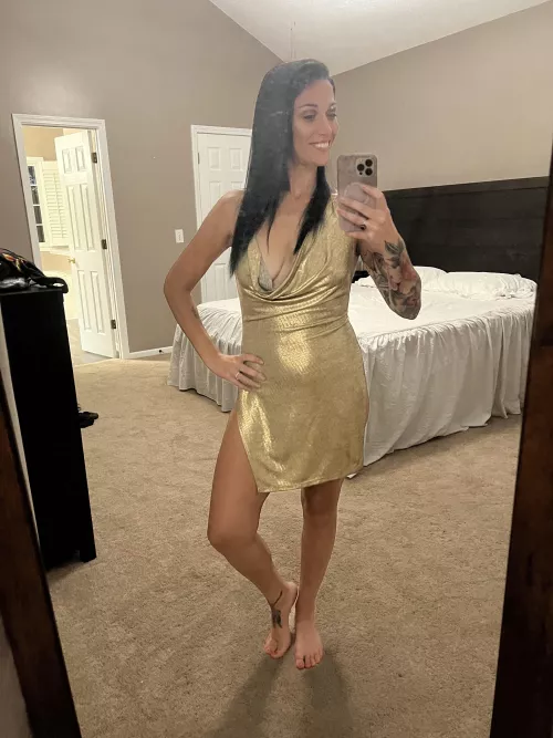 Wearing a hot dress☺️