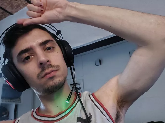 does anyone wants to play OW with me?🥰