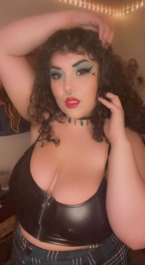 Goth BBW got her lush in and ready