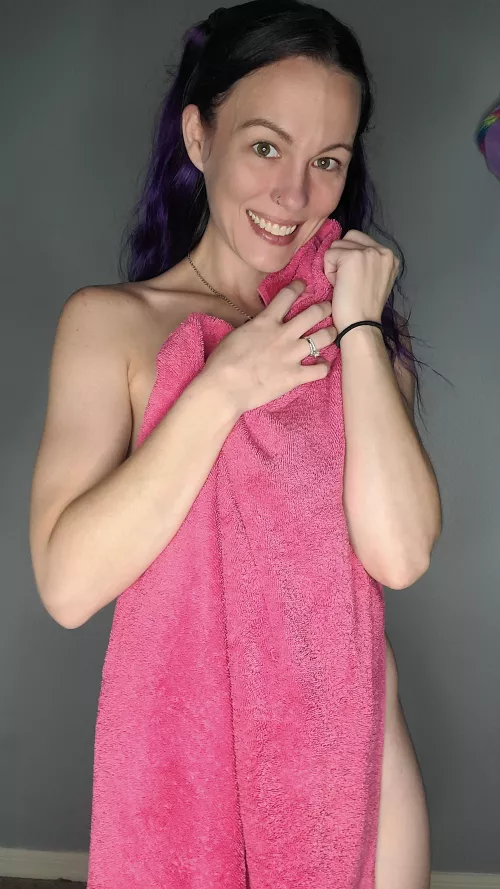 Just out of the shower, all fresh and clean 🙃😊