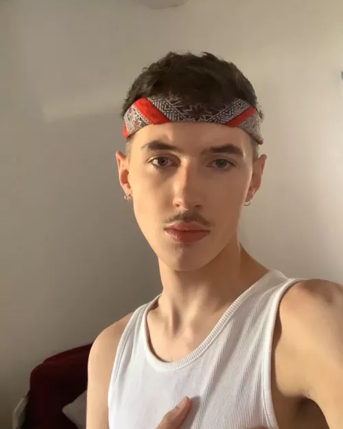 My nipples would freeze off if I stepped outside in this vest right now ❄️