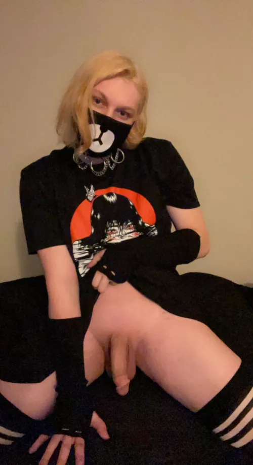 Say hi if you like goth girls with submissive cocks🖤