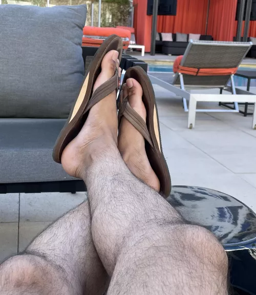 Upvote if you like seeing guys in Rainbow flip flops. DM if you wish 👍🏽