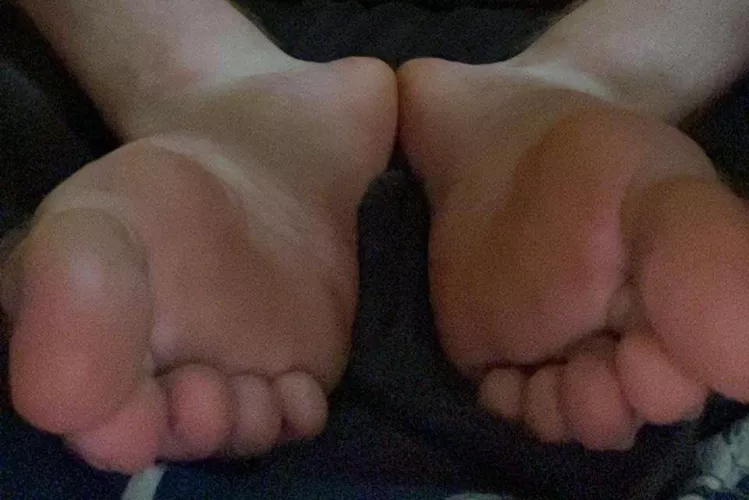 Wanna compare my giant soles to smaller guys 😈 DM to compare size