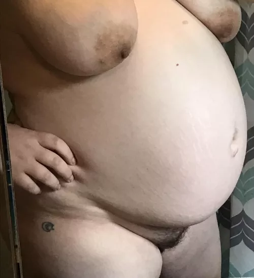 24 weeks pregnant and it has made me get so thick 😈